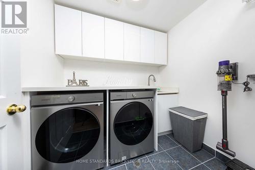 6 Harvest Court, Richmond Hill, ON - Indoor Photo Showing Laundry Room