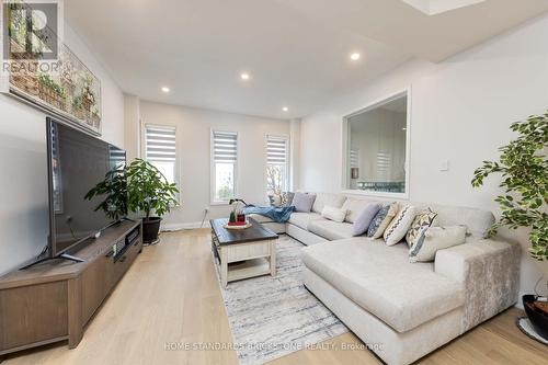 6 Harvest Court, Richmond Hill, ON - Indoor Photo Showing Living Room