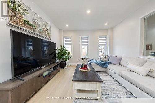 6 Harvest Court, Richmond Hill, ON - Indoor Photo Showing Living Room