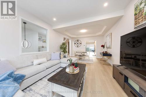 6 Harvest Court, Richmond Hill, ON - Indoor Photo Showing Living Room