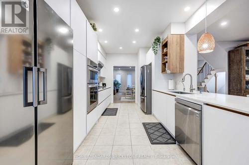 6 Harvest Court, Richmond Hill, ON - Indoor Photo Showing Kitchen With Upgraded Kitchen