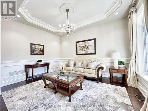 7 Cape George Trail, King, ON - Indoor Photo Showing Living Room