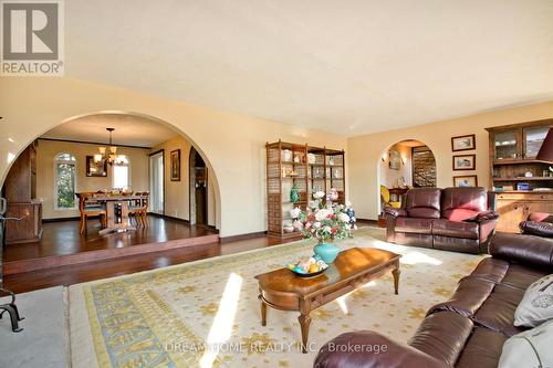 21830 Mccowan Road, East Gwillimbury, ON - Indoor Photo Showing Living Room