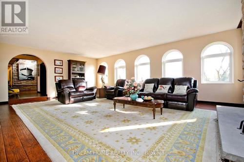 21830 Mccowan Road, East Gwillimbury, ON - Indoor Photo Showing Living Room