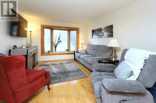 26 Wimbledon Court, Brampton, ON - Indoor Photo Showing Living Room