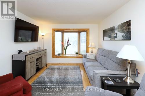 26 Wimbledon Court, Brampton, ON - Indoor Photo Showing Living Room