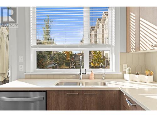 13098 Shoreline Way Unit# 26, Lake Country, BC - Indoor Photo Showing Kitchen With Double Sink