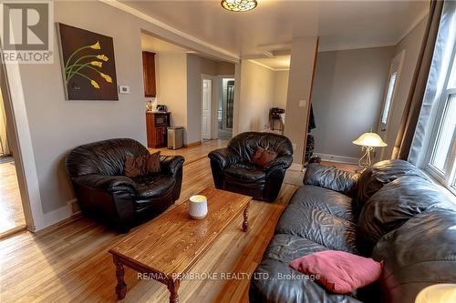 311 Fraser Street, Pembroke, ON - Indoor Photo Showing Living Room