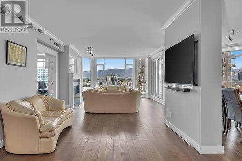 1152 Sunset Drive Unit# 1201, Kelowna, BC - Indoor Photo Showing Living Room