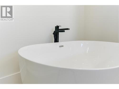 10287 Beacon Hill Drive, Lake Country, BC - Indoor Photo Showing Bathroom