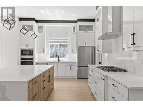 10287 Beacon Hill Drive, Lake Country, BC - Indoor Photo Showing Kitchen With Upgraded Kitchen