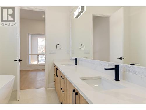 10287 Beacon Hill Drive, Lake Country, BC - Indoor Photo Showing Bathroom