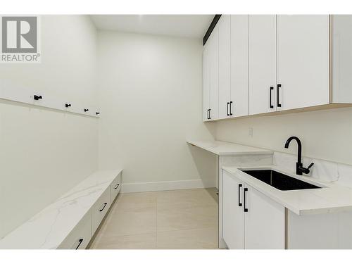 10287 Beacon Hill Drive, Lake Country, BC - Indoor Photo Showing Kitchen