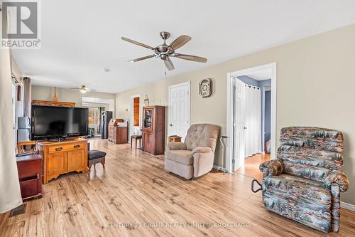 743 Highway 15, Rr#2, Rideau Lakes (817 - Rideau Lakes (South Crosby) Twp), ON - Indoor Photo Showing Living Room