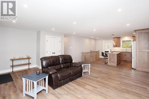 43 Birch Crescent, Kawartha Lakes (Bobcaygeon), ON - Indoor Photo Showing Living Room