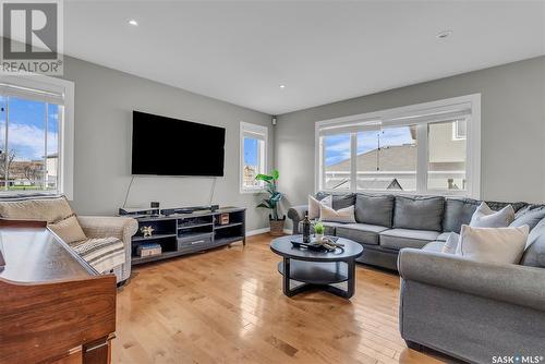 702 Lynd Crescent, Saskatoon, SK - Indoor Photo Showing Living Room