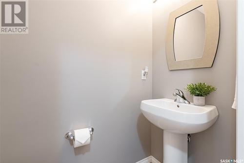 702 Lynd Crescent, Saskatoon, SK - Indoor Photo Showing Bathroom