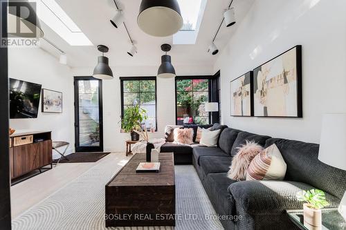 812 Duplex Avenue, Toronto, ON - Indoor Photo Showing Living Room