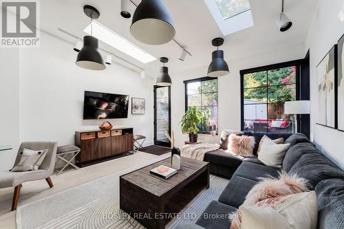 812 Duplex Avenue, Toronto, ON - Indoor Photo Showing Living Room