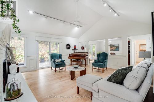 158 Sulphur Springs Road, Hamilton, ON - Indoor Photo Showing Living Room