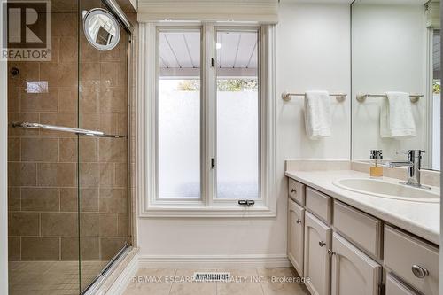 158 Sulphur Springs Road, Hamilton, ON - Indoor Photo Showing Bathroom