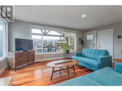 16621 Maki Road, Lake Country, BC - Indoor Photo Showing Living Room