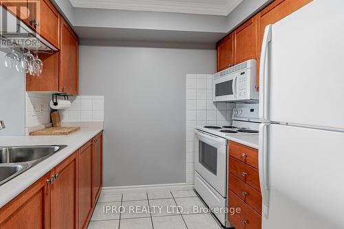 1224 - 18 Mondeo Drive, Toronto, ON - Indoor Photo Showing Kitchen With Double Sink