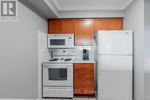 1224 - 18 Mondeo Drive, Toronto, ON - Indoor Photo Showing Kitchen