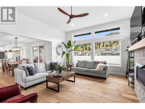 1353 Myra Place, Kamloops, BC - Indoor Photo Showing Living Room