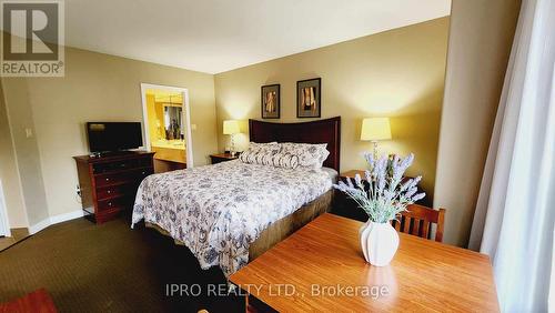 2074/75 - 90 Highland Drive, Oro-Medonte, ON - Indoor Photo Showing Bedroom