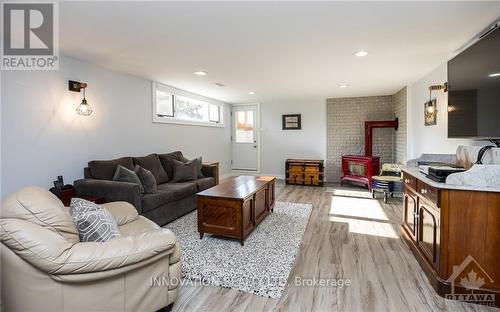 1104 Boucher Crescent, Ottawa, ON - Indoor Photo Showing Living Room