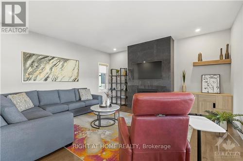 640 Cobalt Street, Clarence-Rockland, ON - Indoor Photo Showing Living Room