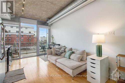 641 - 340 Mcleod Street, Ottawa, ON - Indoor Photo Showing Living Room