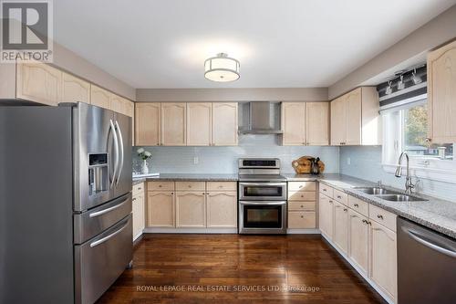 98 River Glen Boulevard, Oakville, ON - Indoor Photo Showing Kitchen With Stainless Steel Kitchen With Double Sink