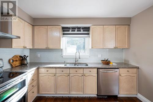 98 River Glen Boulevard, Oakville, ON - Indoor Photo Showing Kitchen With Double Sink