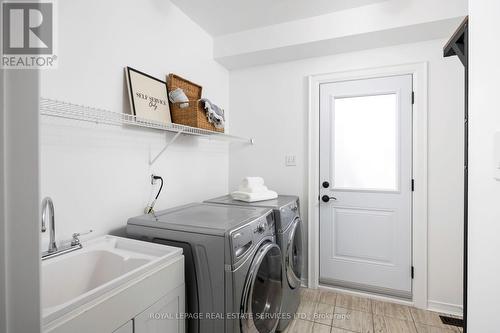 98 River Glen Boulevard, Oakville, ON - Indoor Photo Showing Laundry Room