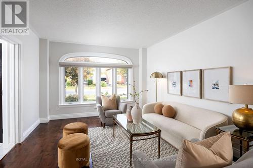 98 River Glen Boulevard, Oakville, ON - Indoor Photo Showing Living Room