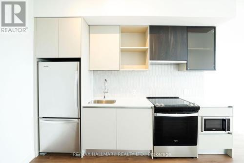 215 - 395 Dundas Street, Oakville, ON - Indoor Photo Showing Kitchen