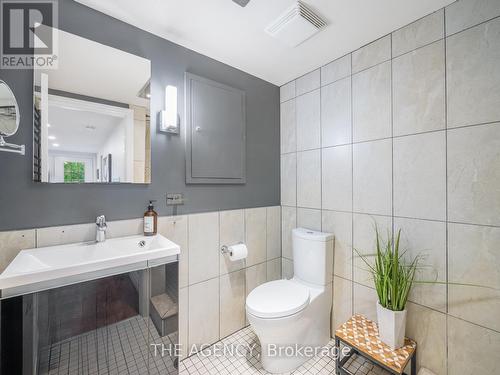 1349 Queen Street, Waterloo, ON - Indoor Photo Showing Bathroom