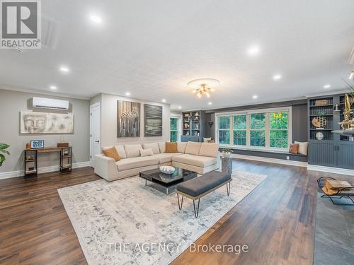 1349 Queen Street, Waterloo, ON - Indoor Photo Showing Living Room