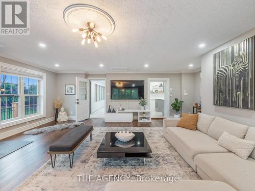 1349 Queen Street, Waterloo, ON - Indoor Photo Showing Living Room