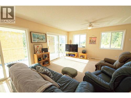 Family Room - 3423 3A Highway, Creston, BC 
