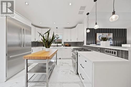 1760 Spruce Hill Road, Pickering, ON - Indoor Photo Showing Kitchen With Upgraded Kitchen