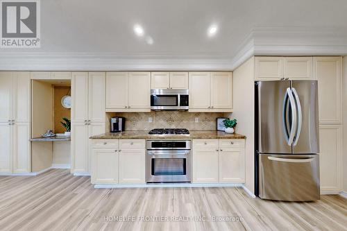 25 Karl Court, Vaughan, ON - Indoor Photo Showing Kitchen