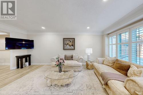 25 Karl Court, Vaughan, ON - Indoor Photo Showing Living Room