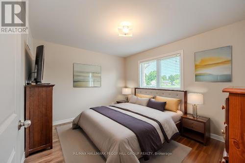 21 Keyzer Drive, Oro-Medonte, ON - Indoor Photo Showing Bedroom