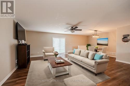 21 Keyzer Drive, Oro-Medonte, ON - Indoor Photo Showing Living Room