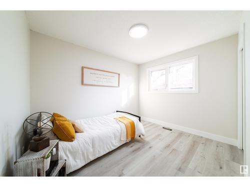 784 Lee Ridge Rd Nw, Edmonton, AB - Indoor Photo Showing Bedroom