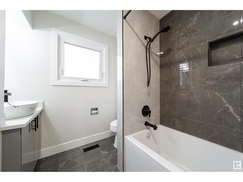 784 Lee Ridge Rd Nw, Edmonton, AB - Indoor Photo Showing Bathroom