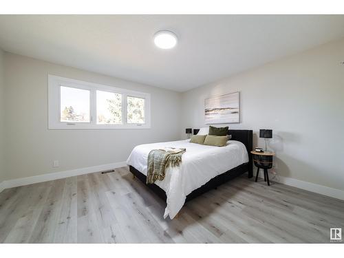 784 Lee Ridge Rd Nw, Edmonton, AB - Indoor Photo Showing Bedroom